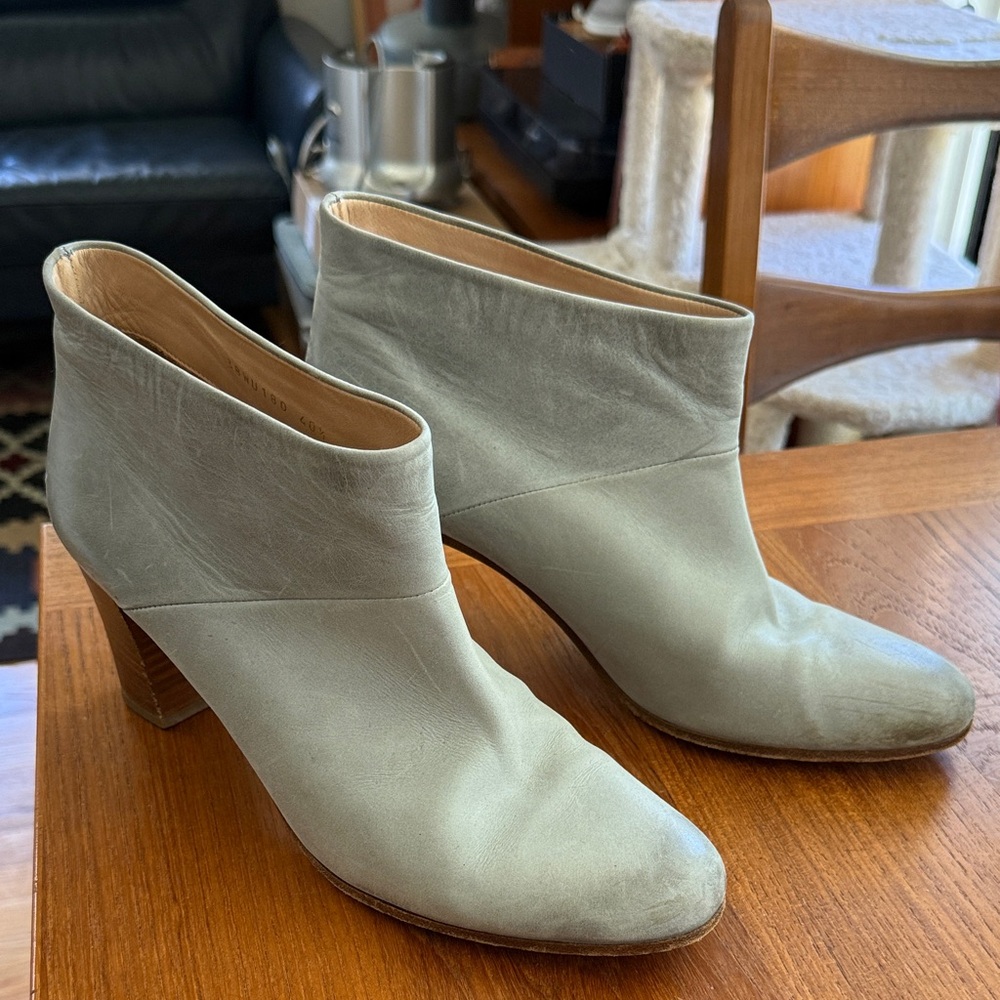 Elegant Women's leather Ankle Boots in light gray/blue